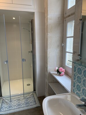 Baignoire, serviettes fournies, papier toilette