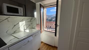 Een koelkast, een magnetron, een oven, een kookplaat