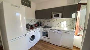 Refrigerador, microondas, horno y parrilla de estufa