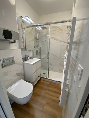 Shower, hair dryer, towels, soap - Charming apartment in the heart of PIANA (Piana)
