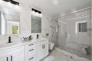 Amenidades de baño ecológicas, secadora de cabello, bidet, toallas 