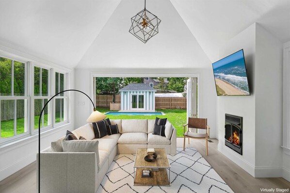 Smart TV, fireplace, ping pong, stereo