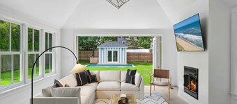 Pool/5 min walk to Beach/Restaurants/Museums- Village House w/backyard