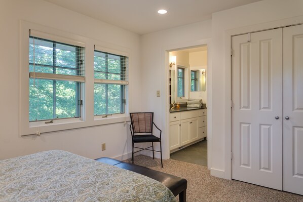 2 bedrooms, iron/ironing board, internet, bed sheets - Quaint Loft Suite - Explore nearby Charlottesville and Wineries Dog Friendly (Charlottesville)