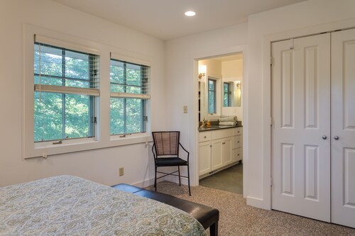 Quaint Loft Suite - Nearby Charlottesville and Wineries, Dog Friendly