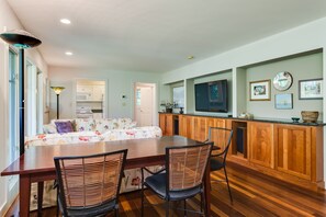 Dining - Quaint Loft Suite - Explore nearby Charlottesville and Wineries Dog Friendly (Charlottesville)