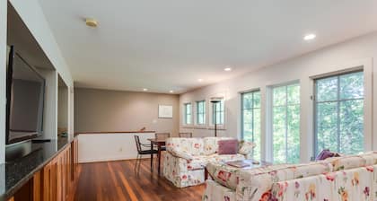 Quaint Loft Suite - Explore nearby Charlottesville and Wineries Dog Friendly