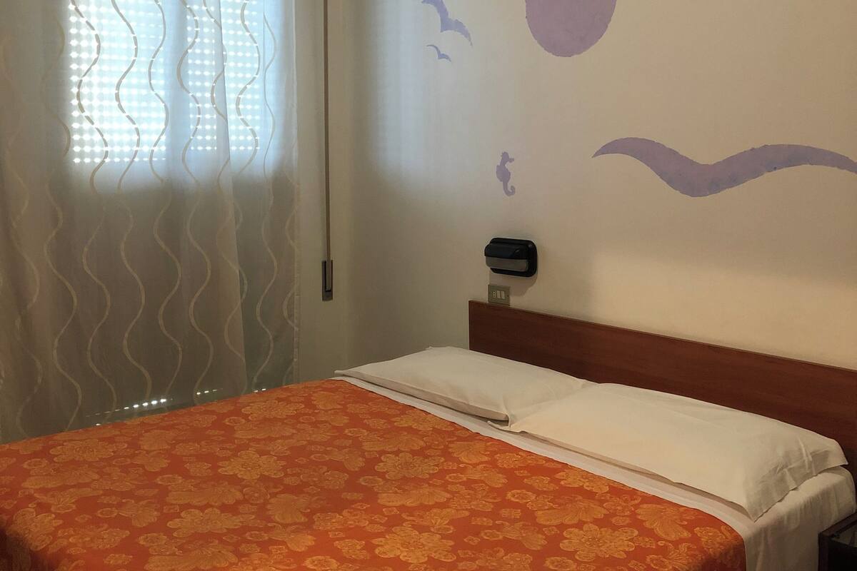 In-room safe, bed sheets