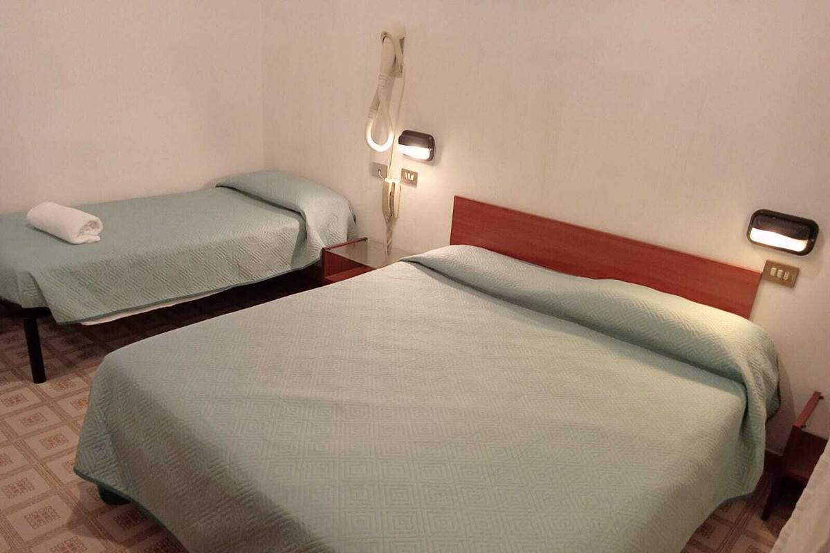 In-room safe, bed sheets
