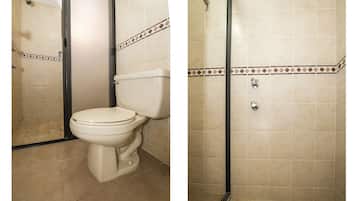 標準客房 (2 Double Beds) | 浴室 | 淋浴設備、免費梳洗用品、提供毛巾、番梘
