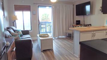 Smart-TV, DVD-spiller, bøker og filmbibliotek