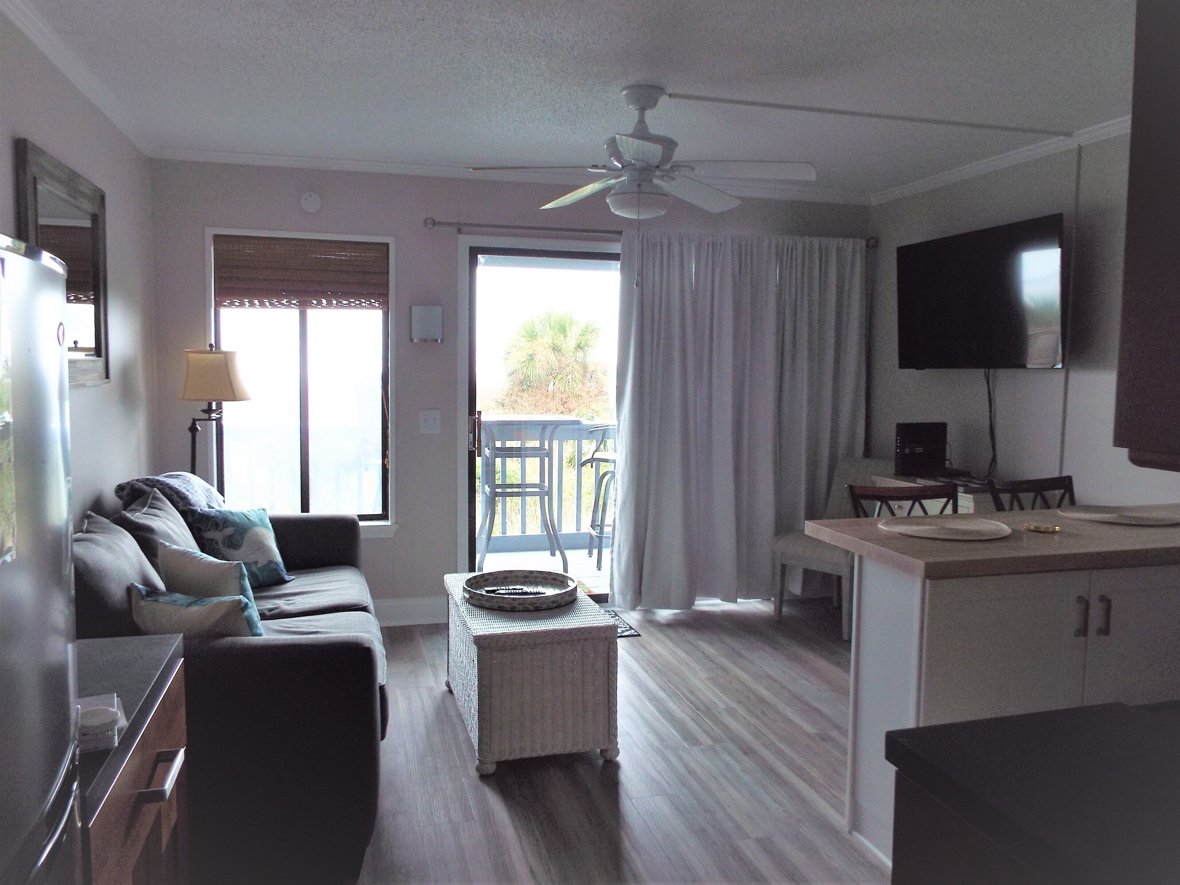 Een smart-tv, een dvd-speler, boeken en een filmbibliotheek