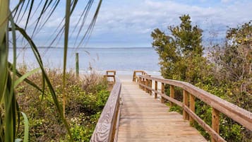 Na praia, espreguiçadeiras, toalhas de praia