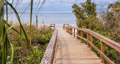 Oceanfront Condo with beautiful Sunsets - Dolphins, Pools, and family fun