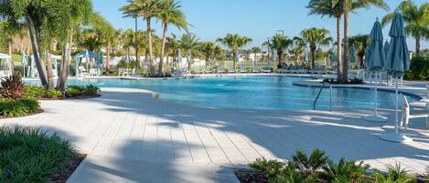 Alberca climatizada y camastros