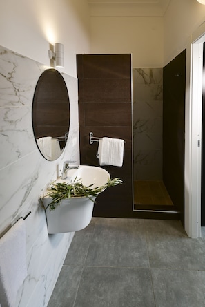 Suite Double Room With Jacuzzi & Infrared Sauna | Badezimmer | Kostenlose Toilettenartikel, Haartrockner, Bidet, Handtücher