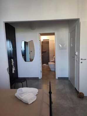 디럭스 쿼드룸, 연결 가능 객실, 수영장 전망 | 고급 침구, 필로우탑 침대, 미니바, 각각 다른 스타일의 인테리어