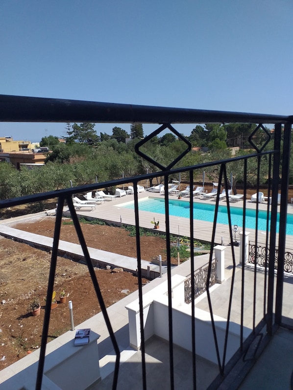 Deluxe-Vierbettzimmer, Balkon, Poolblick | Blick vom Balkon
