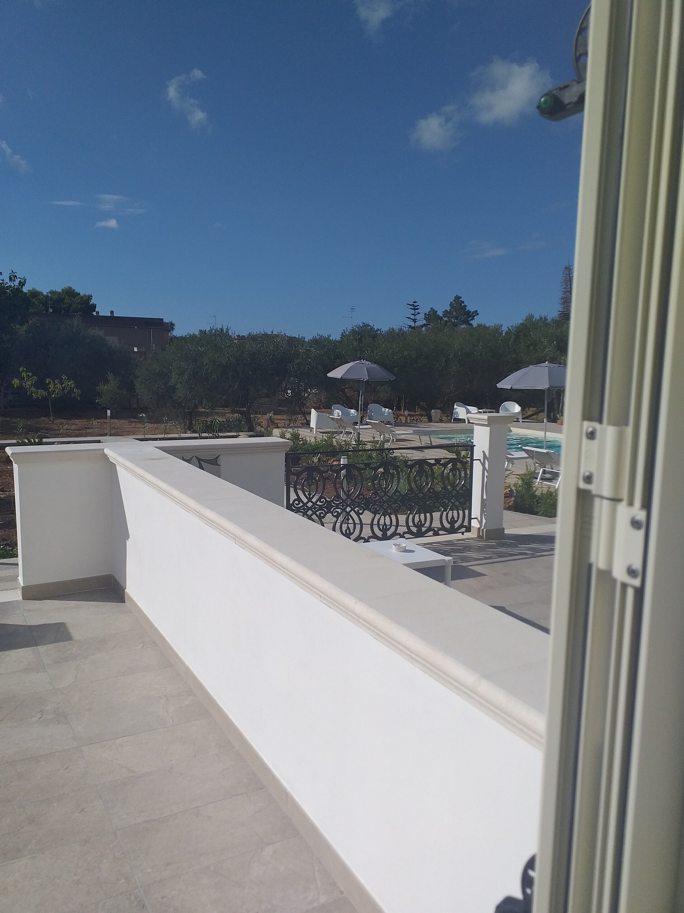 华丽双人房或双床房, 泳池景观 | 高档床上用品、加厚床垫、迷你吧、特色装修