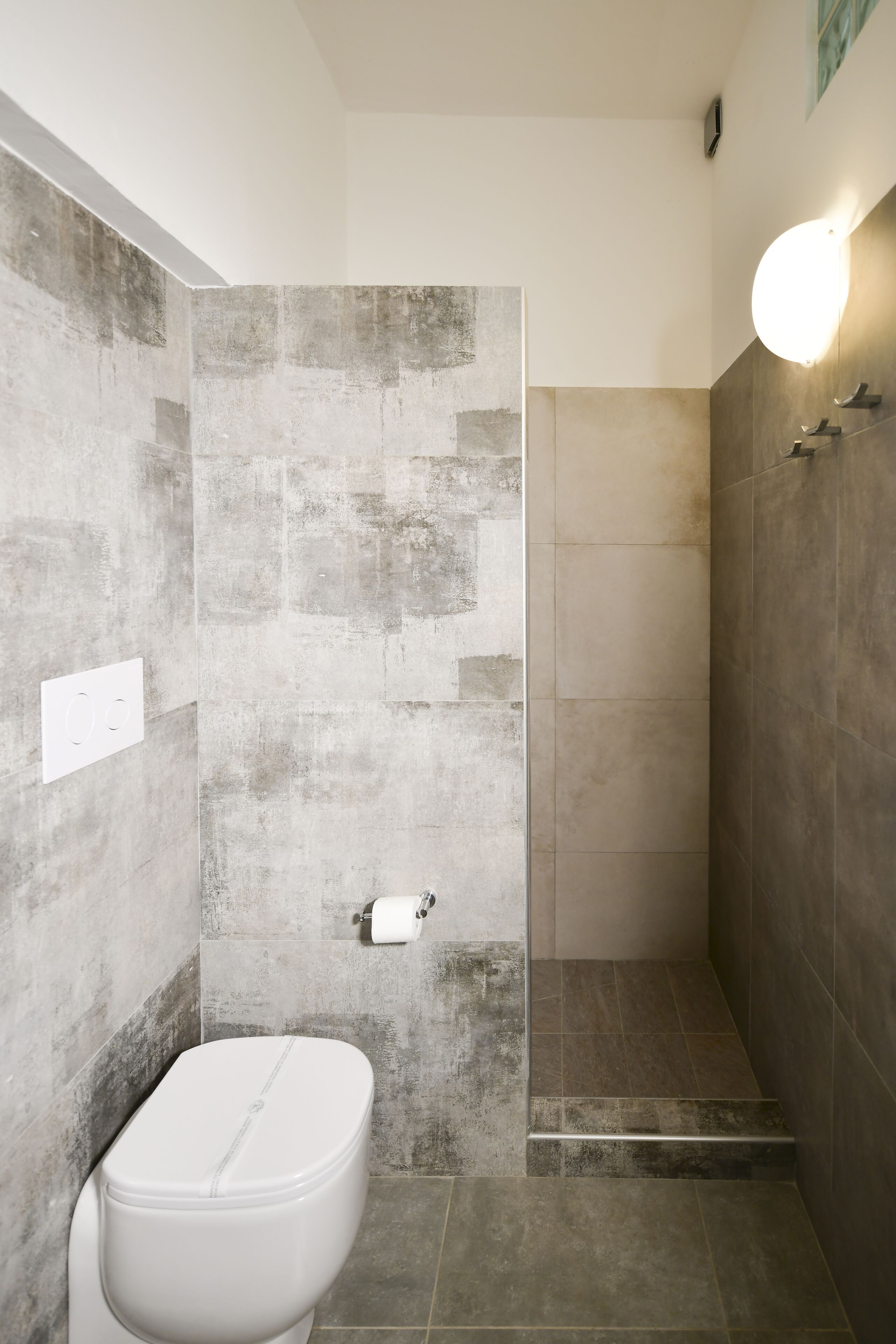Deluxe vierpersoonskamer, balkon, uitzicht op zwembad | Badkamer | Gratis toiletartikelen, een haardroger, een bidet, handdoeken