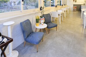 بوفيه فطور مجانًا يوميًا