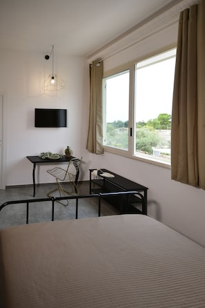 Deluxe Quadruple Room, Connecting Rooms, Pool View | Hochwertige Bettwaren, Pillowtop-Betten, Minibar, individuell dekoriert