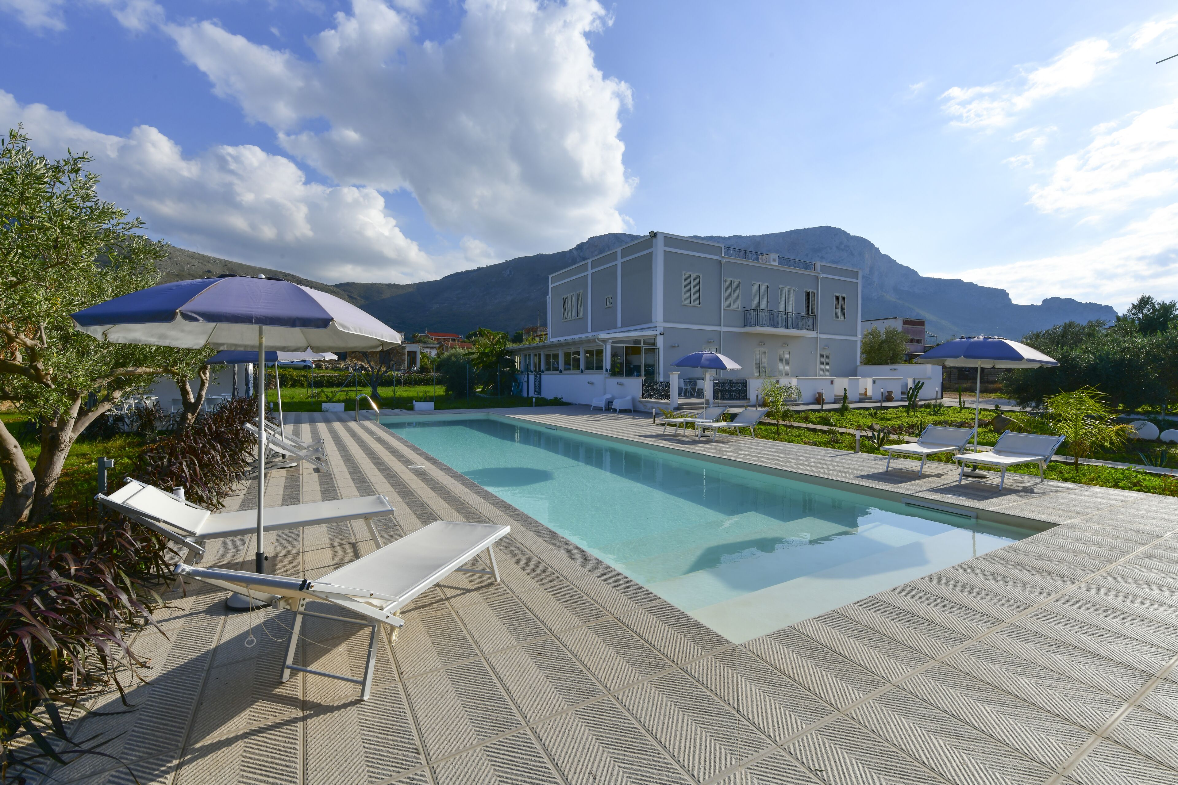 Außenpool (je nach Saison geöffnet), Sonnenschirme, Liegestühle