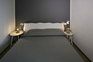 Habitación Deluxe doble, vistas a la piscina | Ropa de cama de alta calidad, colchones con acolchado adicional, minibar