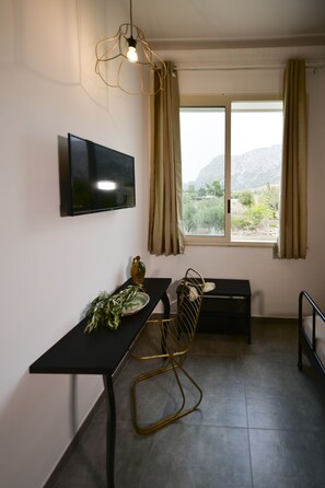 디럭스 쿼드룸, 연결 가능 객실, 수영장 전망 | 고급 침구, 필로우탑 침대, 미니바, 각각 다른 스타일의 인테리어