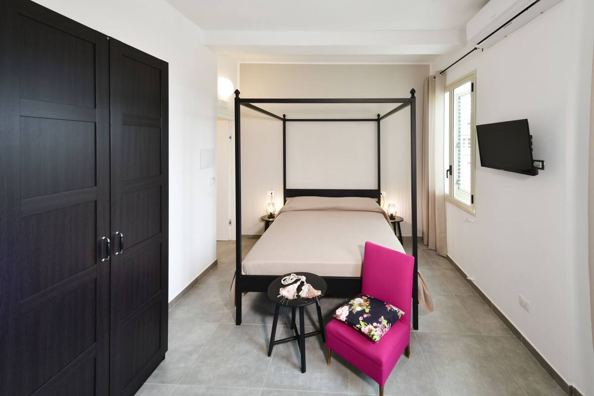 Suite Double Room With Jacuzzi & Sauna, Pool View | 高級寢具、舒適加層、迷你吧、書桌