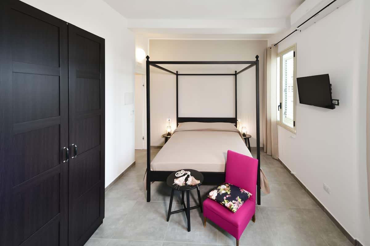 Suite Double Room With Jacuzzi & Infrared Sauna | Premium bedding, pillowtop beds, minibar, individually decorated