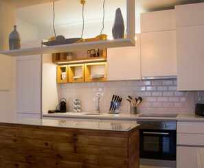 Réfrigérateur, micro-ondes, plaque de cuisson, cafetière/bouilloire