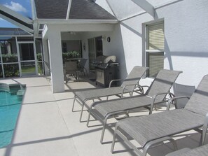 Outdoor dining - Luxury 4 bedroom, 2 bathroom  villa with heated pool in popular Beachwalk Isles  (Fort Myers)