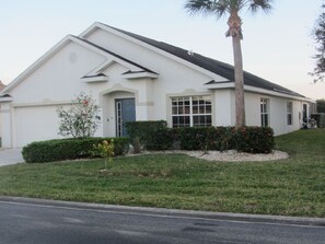 Exterior - Luxury 4 bedroom, 2 bathroom  villa with heated pool in popular Beachwalk Isles  (Fort Myers)