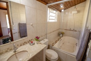 Casa Lenha | Badezimmer | Handtücher, Seife, Shampoo, Toilettenpapier