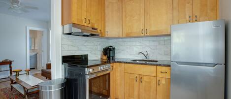 Coffee/tea maker, fridge, microwave, oven