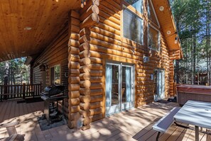 Outdoor dining - Stay in the Pines ~ Tall Pines Lodge + Hot Tub (Island Park)