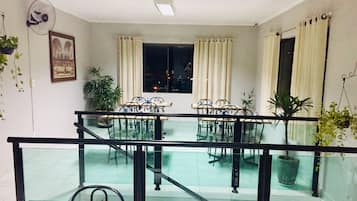 Café da manhã com buffet grátis todos os dias