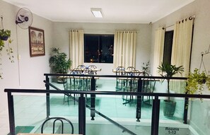 Buffet déjeuner gratuit tous les jours