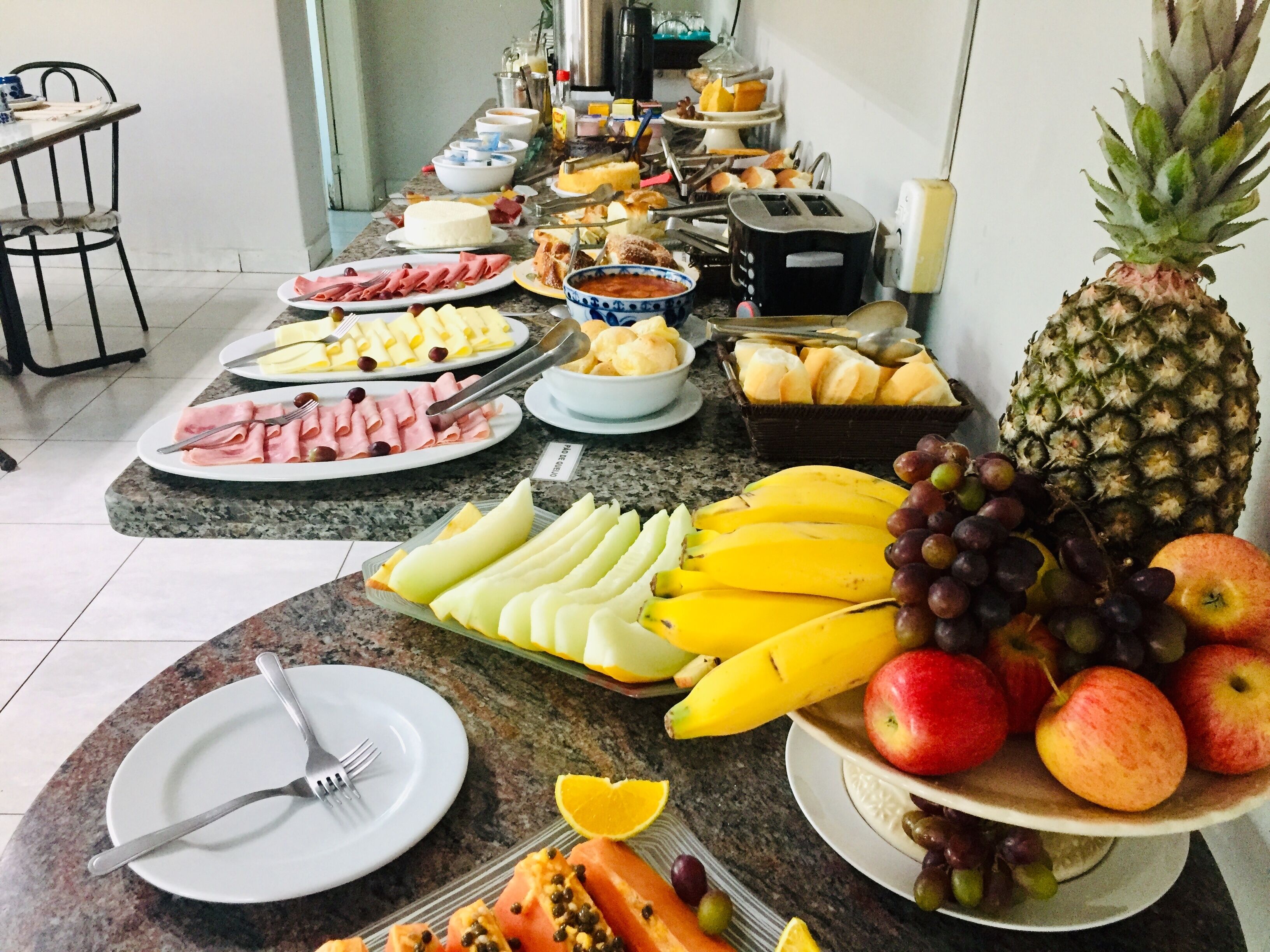 Café da manhã com buffet grátis todos os dias