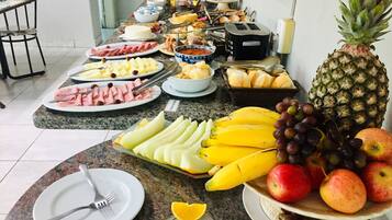 Café da manhã com buffet grátis todos os dias