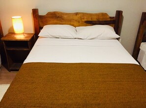 Chambre quadruple, Plusieurs lits | Minibar, accès au Wi-Fi (inclus), literie fournie