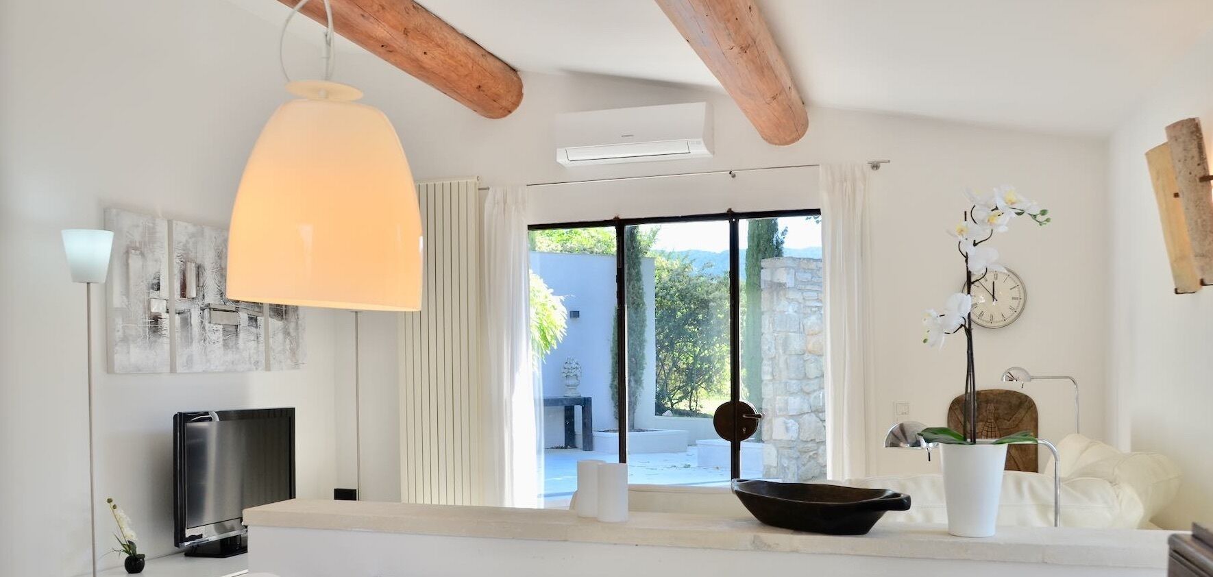 TV connectée, lecteur de DVD, livres, médiathèque