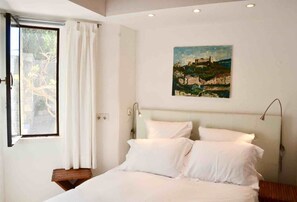 2 chambres, coffres-forts dans les chambres, fer et planche à repasser