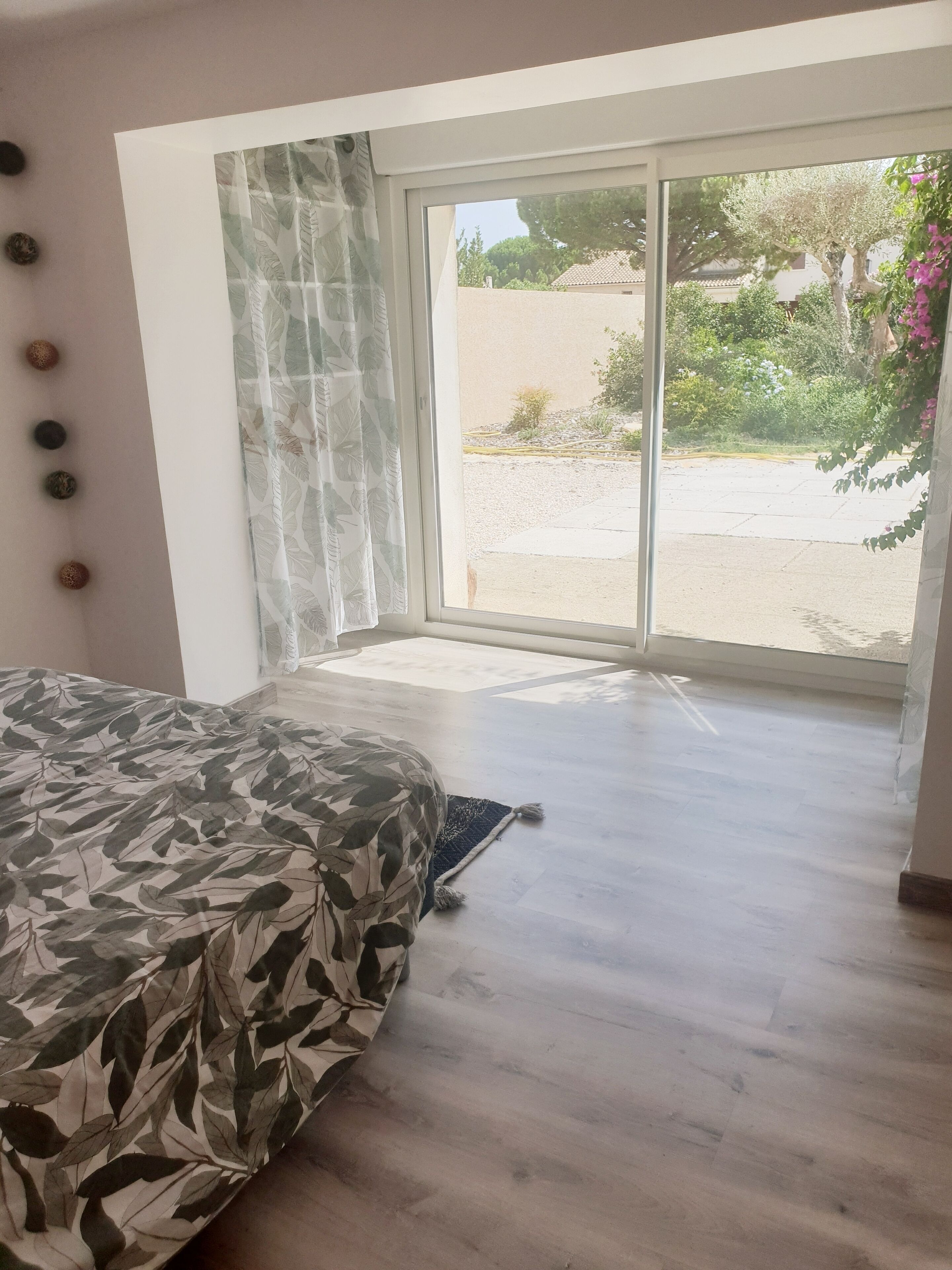 4 quartos, ferros/tábuas de passar roupa, berço de viagem