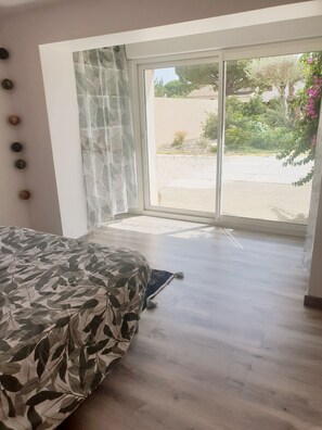 4 slaapkamers, een strijkplank/strijkijzer, reisbedje, gratis wifi