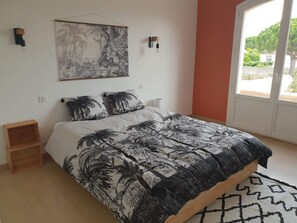 4 quartos, ferros/tábuas de passar roupa, berço de viagem