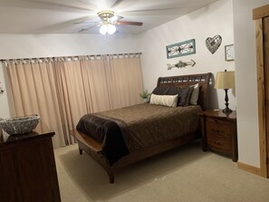 2 chambres, bureau, fer et planche à repasser, lit de bébé portatif