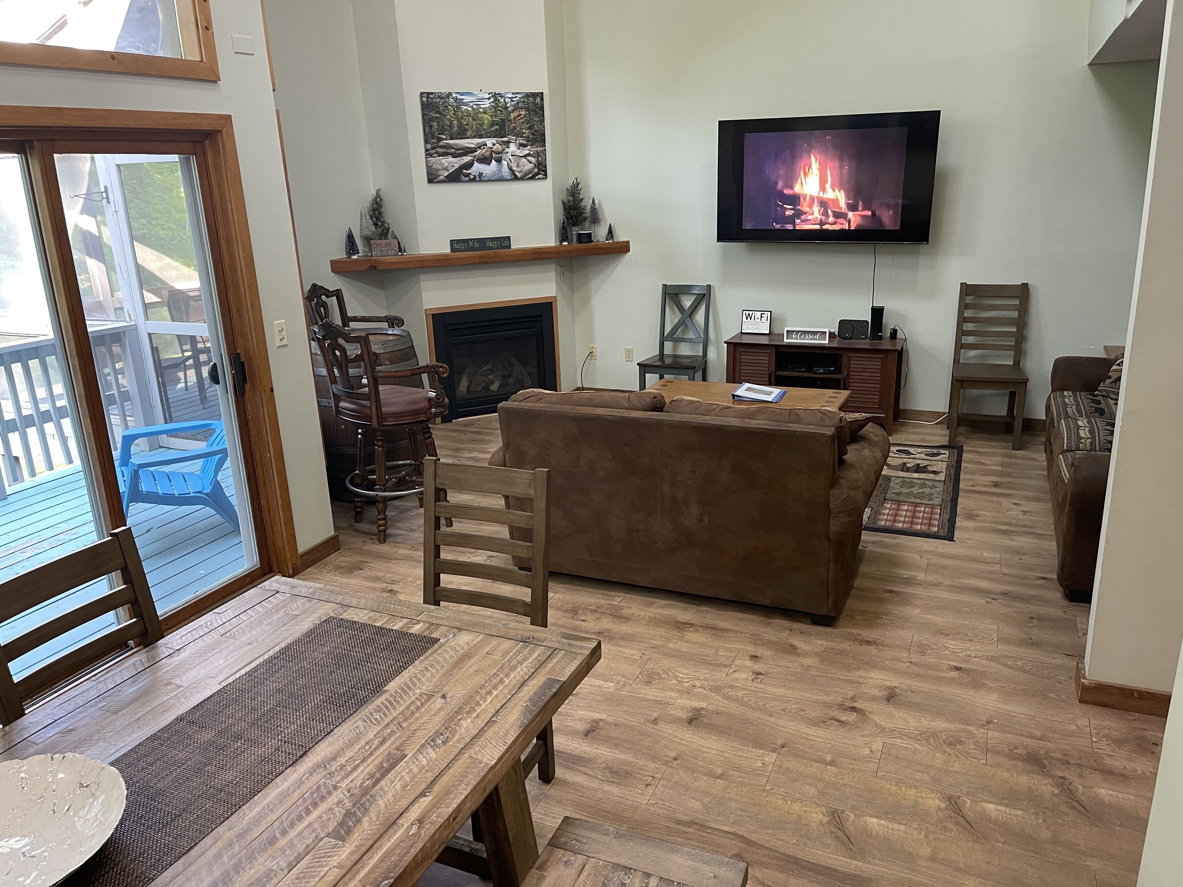 Smart TV, caminetto, videogiochi, lettore DVD