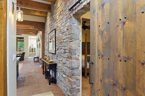 2 makuuhuonetta, silitysrauta/-lauta, Wi-Fi, vuodevaatteet